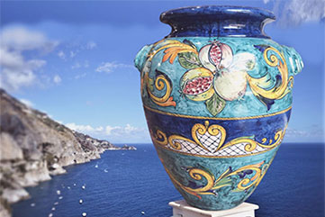 Ceramiche di Vietri per ora. Ma l'idea è di annoverare tra nelle nostre collezioni almeno un'azienda ceramica per regione d'Italia. Vogliamo dare al nostro pubblico un prodotto ITALIANO da sud a nord.