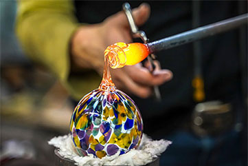 Abbiamo annoverato mastri vetrai di murano. Ma la produzione è talmente vasta e variegata che non sarà difficile che ulteriori vetrai o produttori possano ancora trovare spazio nelle nostre collezioni